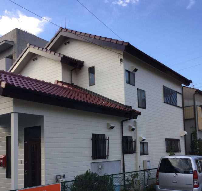 屋根色：バーガンディ　・　外壁色：ニュートラルホワイト